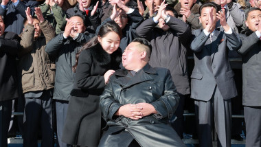 kim jong un cu fiica lui la o intalnire cu soldatii